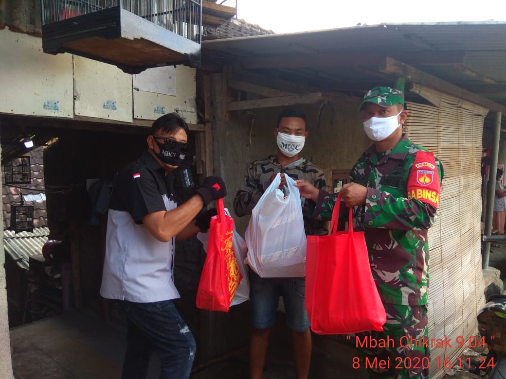 Dapur Umum TNI - Polri, Babinsa Koramil 05 /Pasar Kliwon Bagikan 500 Nasi Kotak ke Warga Binaannya