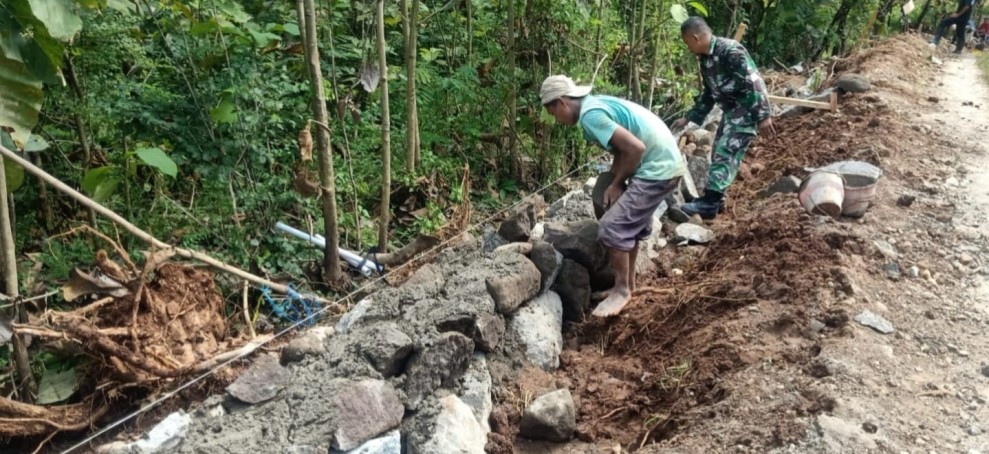 Babinsa dan Warga Gondanglegi Bergotong Royong Bangun Talud, Perkuat Infrastruktur Desa