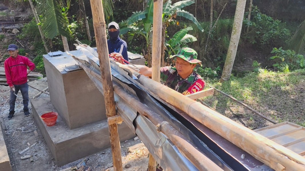 Babinsa Karanggede Turun Langsung, Dukung Percepatan Pembangunan Jembatan Perintis Garuda