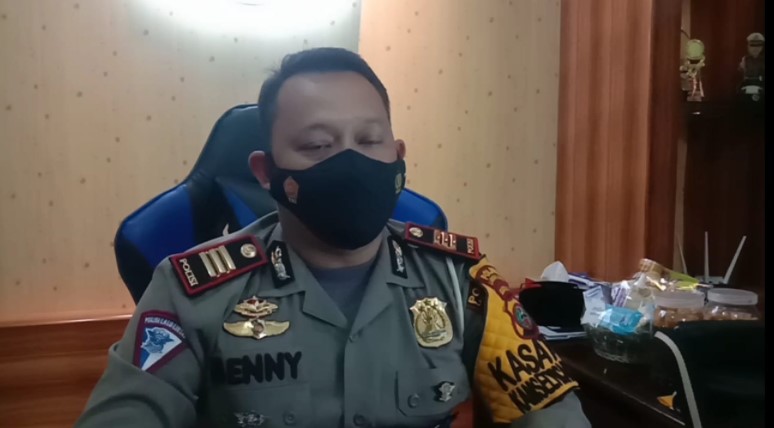 Petugas Satlantas Polres Labuhanbatu memberikan Vaksinasi kepada Penompang Bus dan Mobil Pribadi.