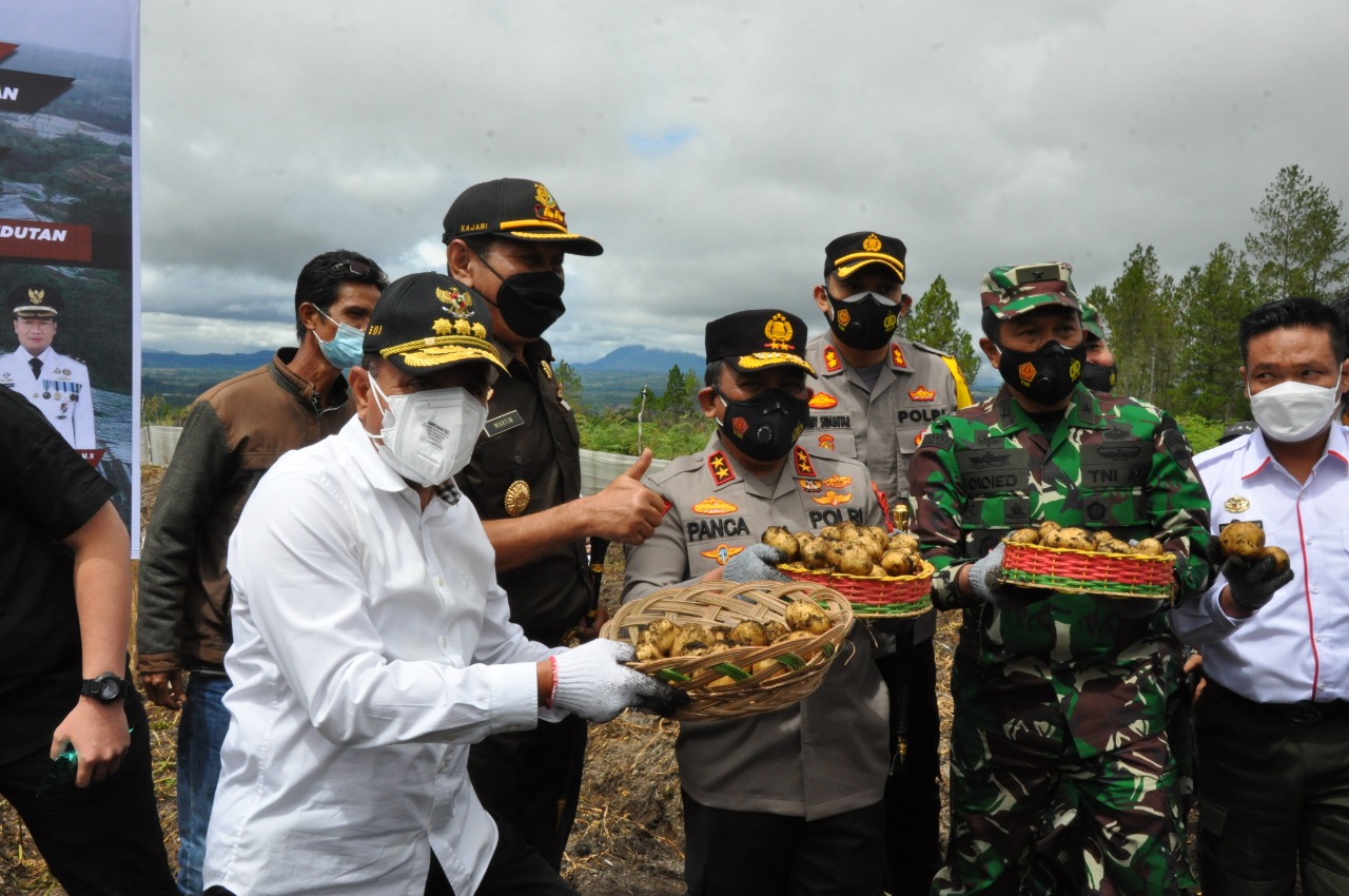 Kapolda Sumut Dampingi Menko Marves RI Tinjau Pengembangan Pertanian Food Estate Di Kab.Humbahas