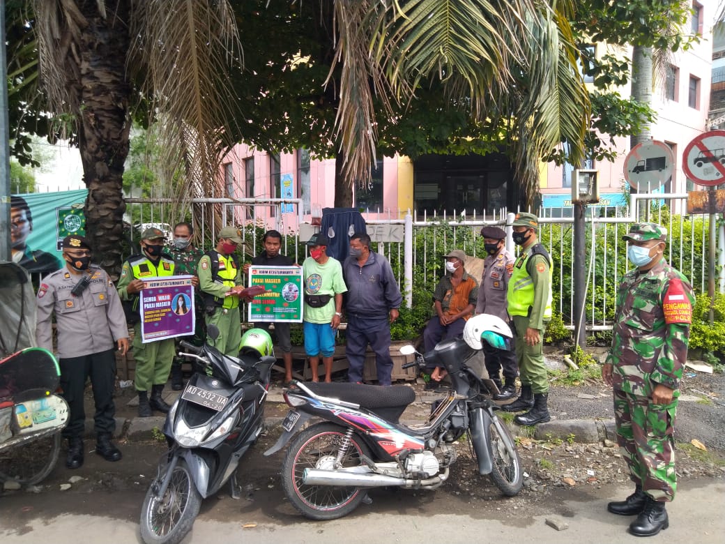 Serka A. Rumbawa dan Sertu Sarmin Operasi Cipta Kondisi PPKM Gabungan Polsek Di Wilayah Kecamatan