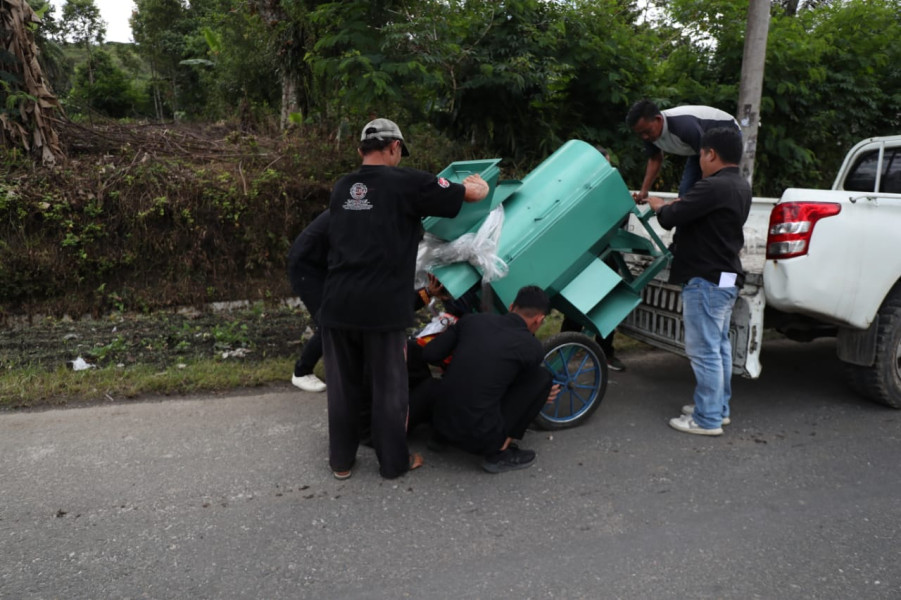 Beri Kejutan Kepada Petani Jagung Bupati Pakpak Bharat Serahkan Mesin Pemipil Jagung