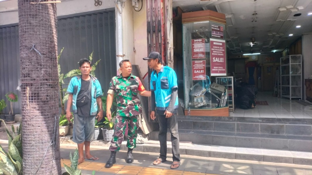 Sambil Menyelam Minum Air, Sambangi Warga Babinsa Kemlayan Ngobrol Santai Dengan Juru Parkir