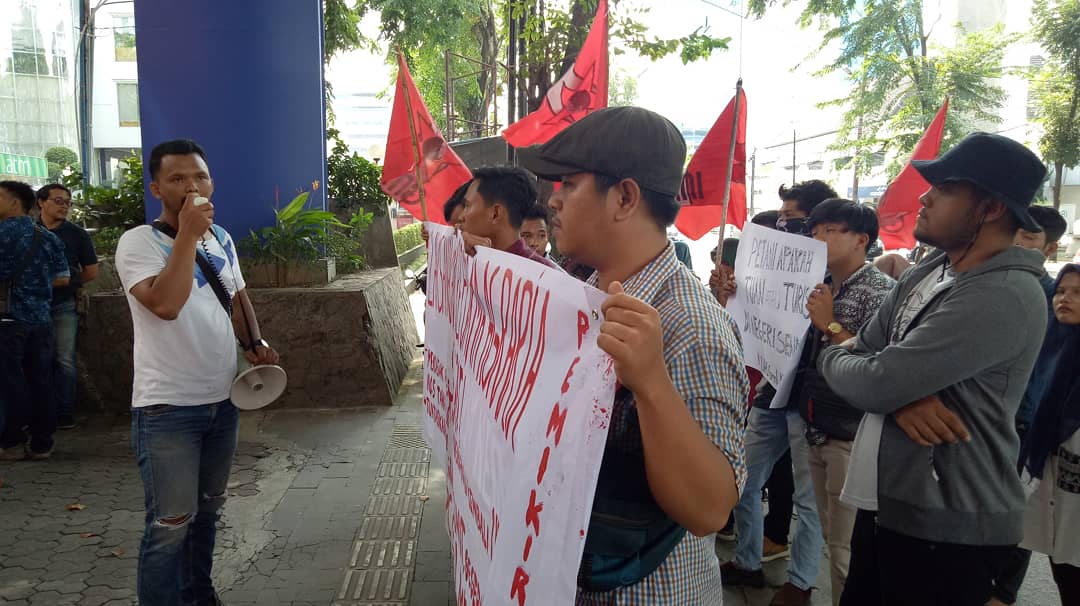 Puluhan Massa Aksi DPC GMNI Medan Orasi Di Gedung BPN Sumut, Tuntut Reformasi Agraria