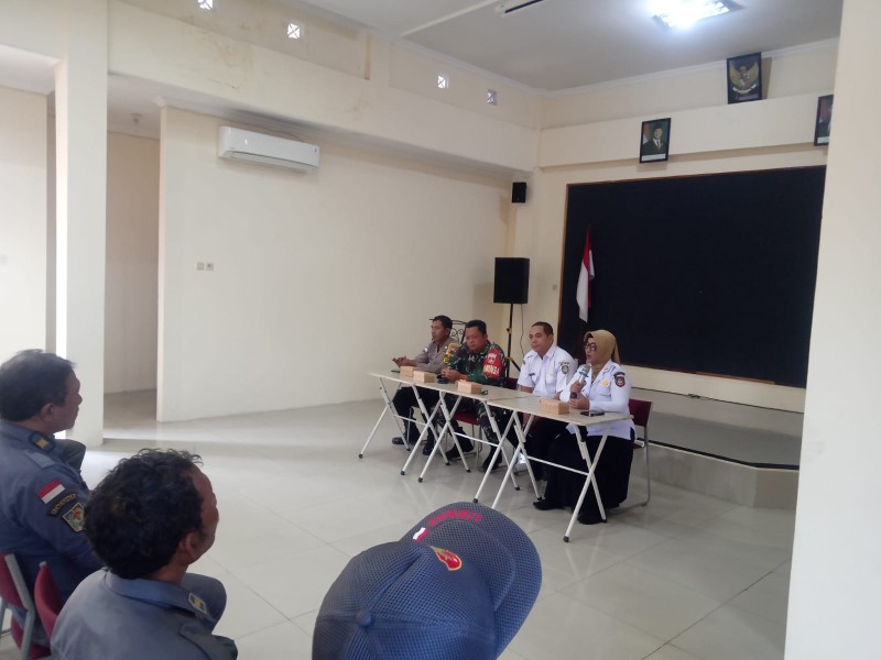 Berikan Motivasi Displin Bekerja, Babinsa Kemlayan Berikan Pembinaan Kepada Linmas