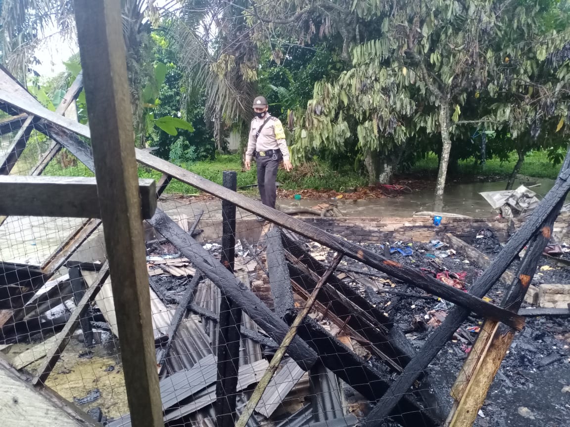 Polsek Perbaungan Aipda Suprapto Berikan Bantuan  Korban Kebakaran
