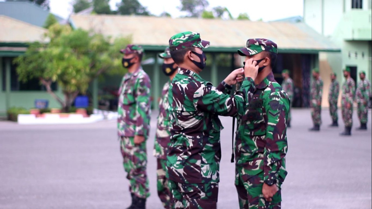 Berikan Contoh Kepada Masyarakat, Dandim 0104/Atim Promotori Disiplin Masker