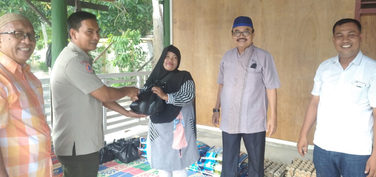 Akibat Banjir Ikatan Keluarga Rohul Membagikan Sembako Kepada Masyarakat Rohul