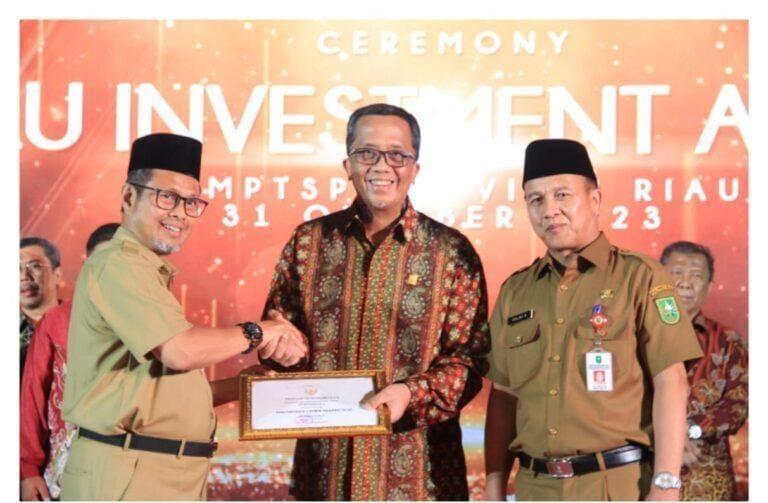 PT PLN (Persero) Raih Penghargaan Riau Invenstment Award Tahun 2023,