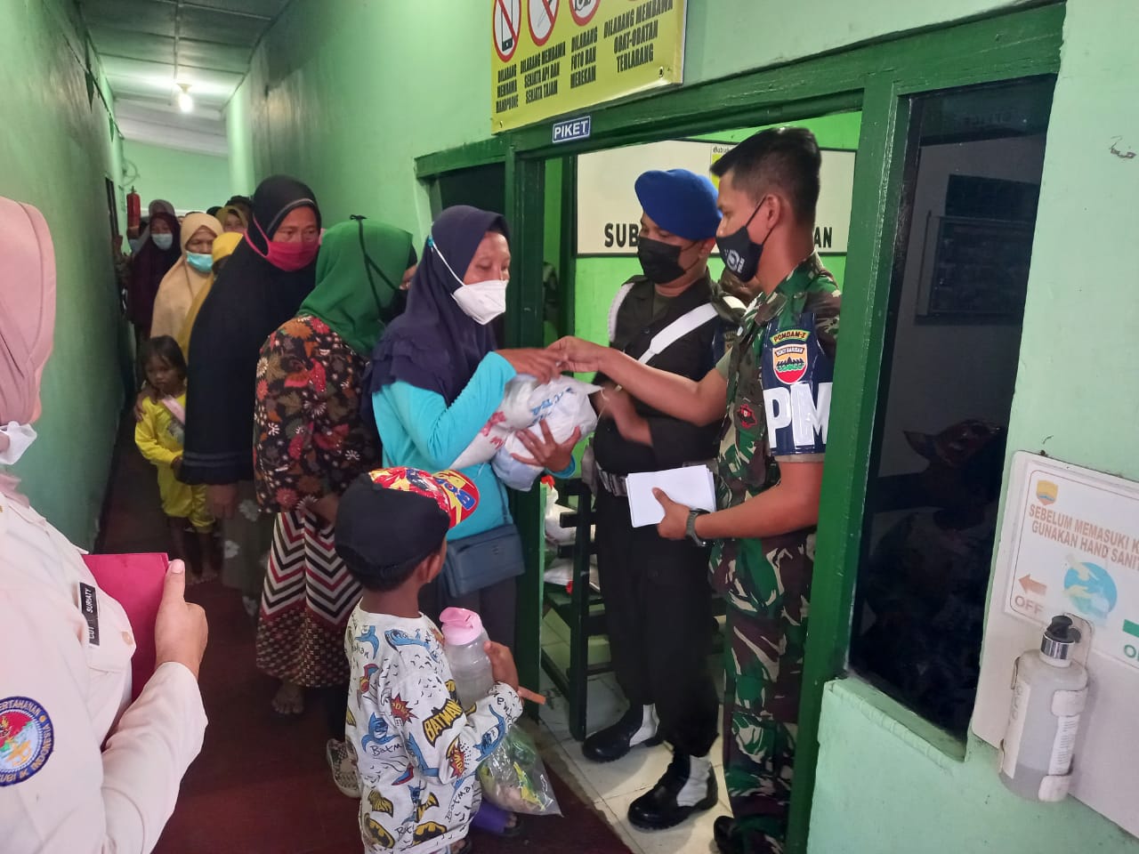 Berbagi Berkah,Dansubdenpom I/5-1 Belawan Bagikan Ratusan Paket Sembako Dan Takji