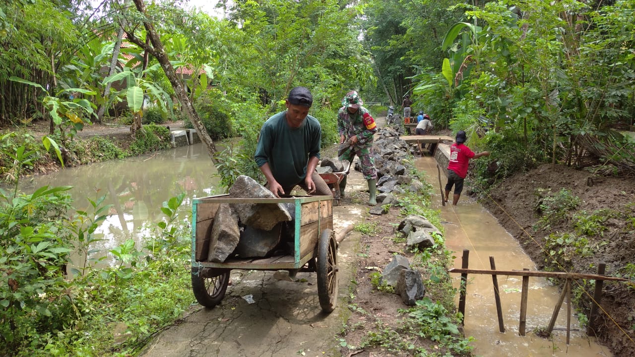 Antisipasi Banjir di Wilayah Kuwarasan, Pemerintah, TNI dan Masyarakat Desa Gandusari Bangun Drainas