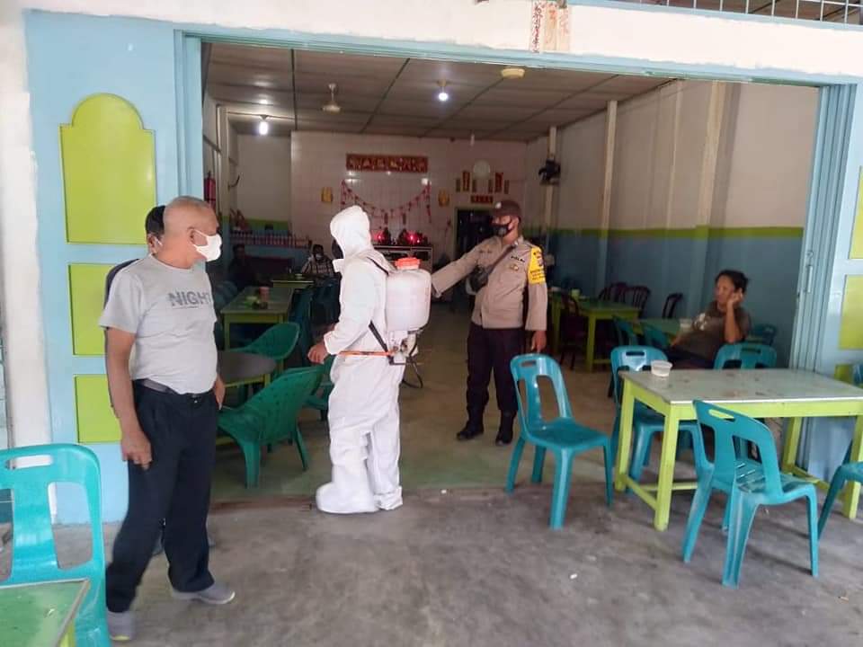 Polsek Panai Tengah melakukan penyemprotan disinfektan di  Desa.Sei Pelancang