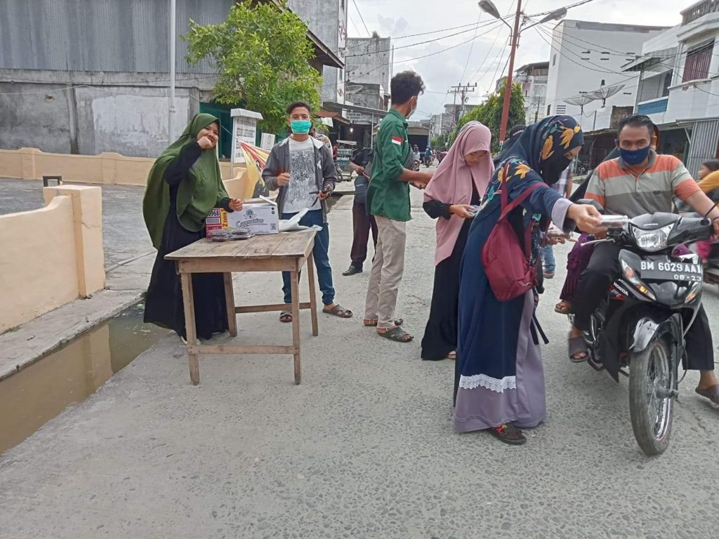 IKAPEMAPAH  Berikan Kurma untuk Berbuka Puasa Bagi Masyarakat Panai Hilir
