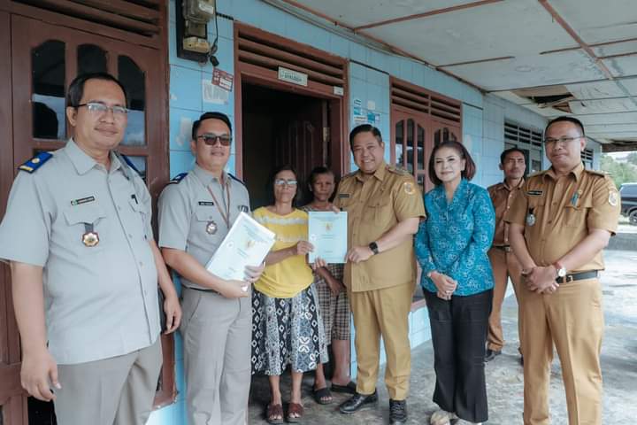 Bupati Dairi Eddy Berutu Serahkan 193 Sertifikat Hasil Konsolidasi Tanah Tahun 2022