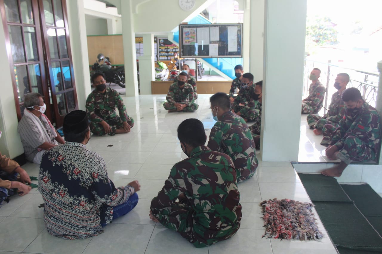 Waktu Luang usai Shalat Berjama’ah, Tak Disiakan Satgas untuk Lebih Dekatkan dengan Warga