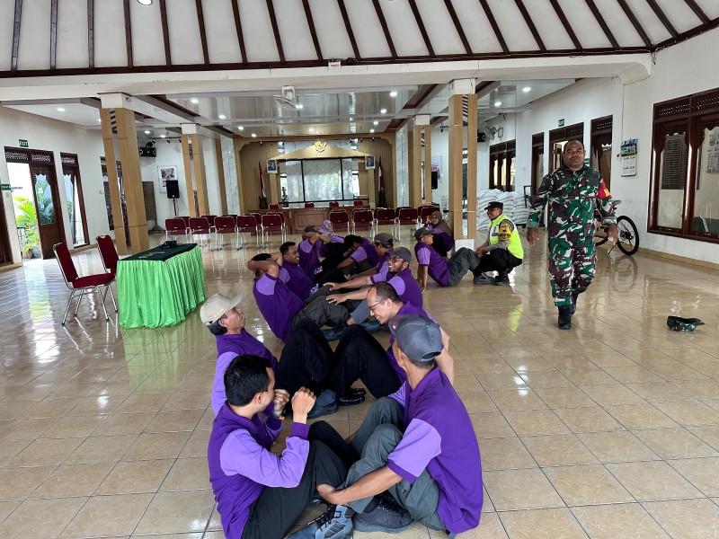 Babinsa Joyotakan Latih Fisik & Kebugaran Kader DESTANA