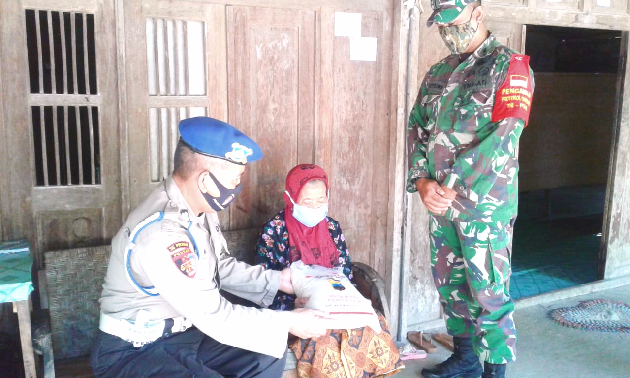 Peringati HUT RI, ke 75 TNI- Polri Bagi Paket Sembako