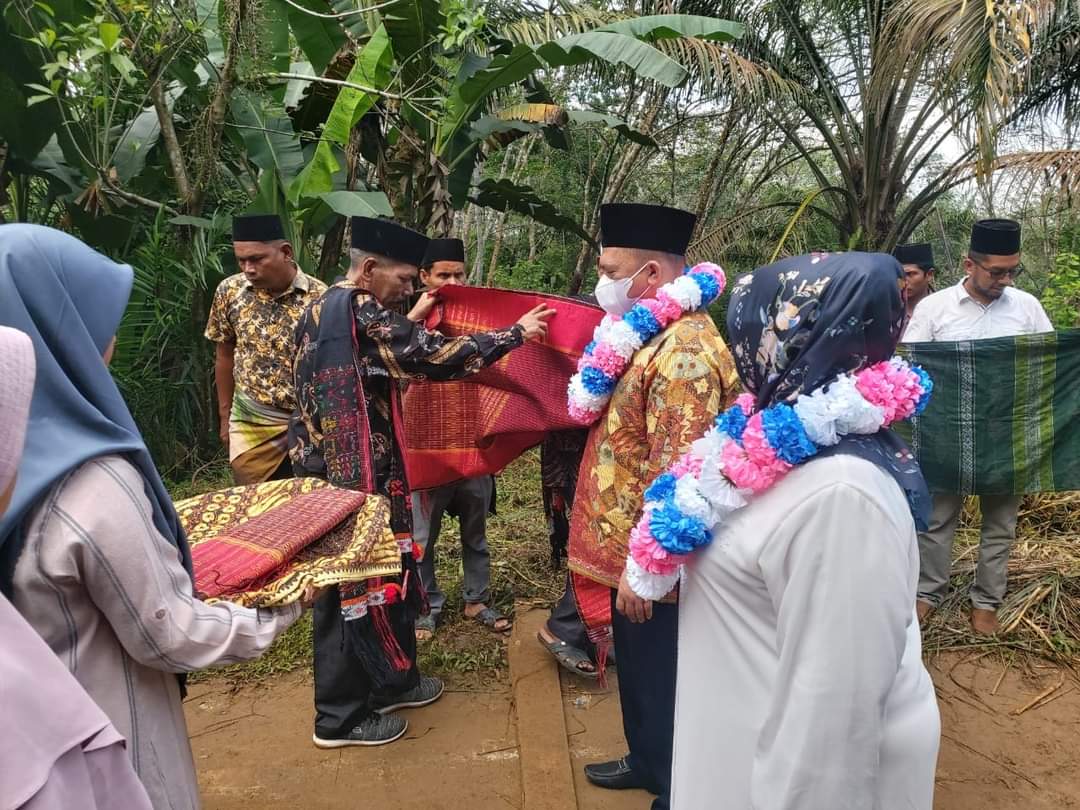 Bupati dan Wakil Bupati Labuhanbatu di Upah-upah Masyarakat Desa Bandar Kumbul 