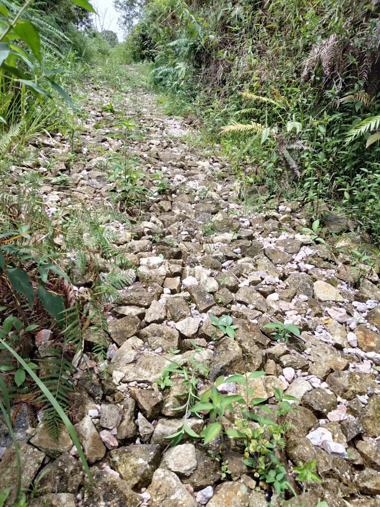 Diduga Gunakan Material Tak Berizin, Perkerasan Jalan Desa Silimakuta Juga Diduga Asal Jadi   