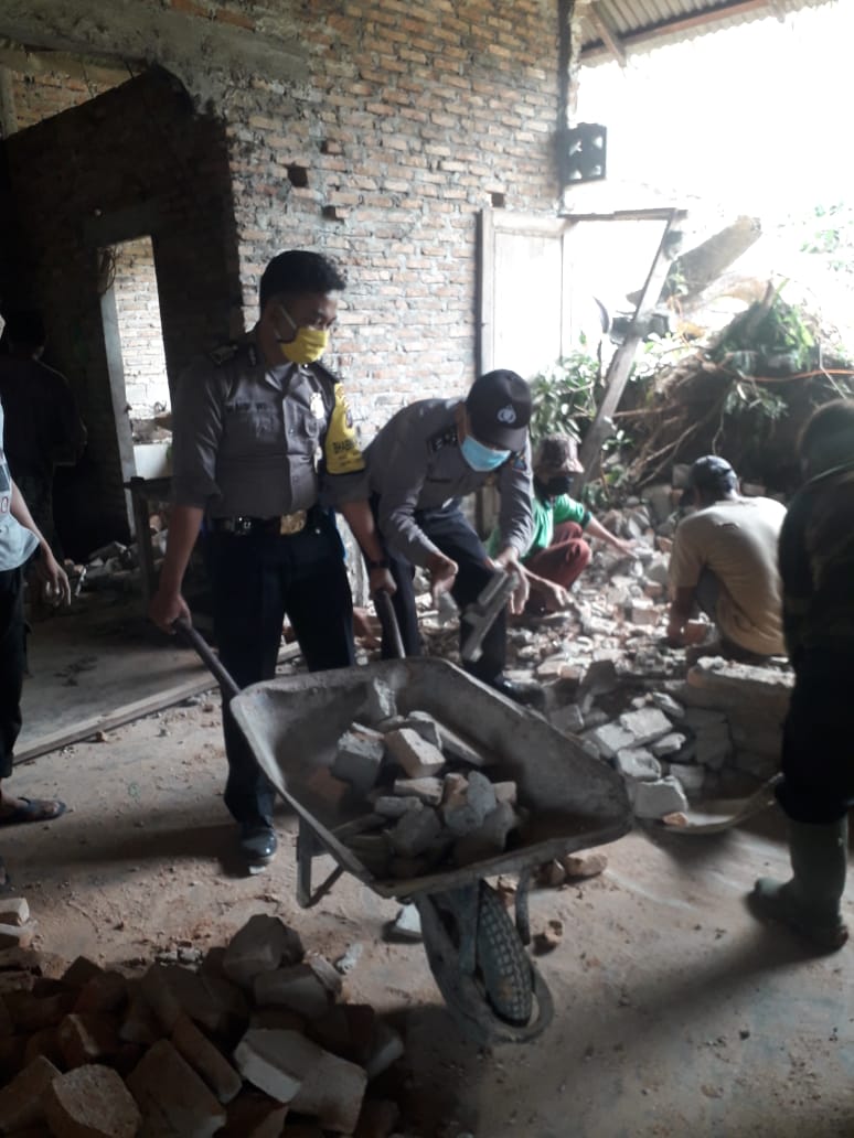 Polsek Bangun Purba Polresta Deli Serdang Bantu Korban Terdampak Bencana Alam Tanah Longsor