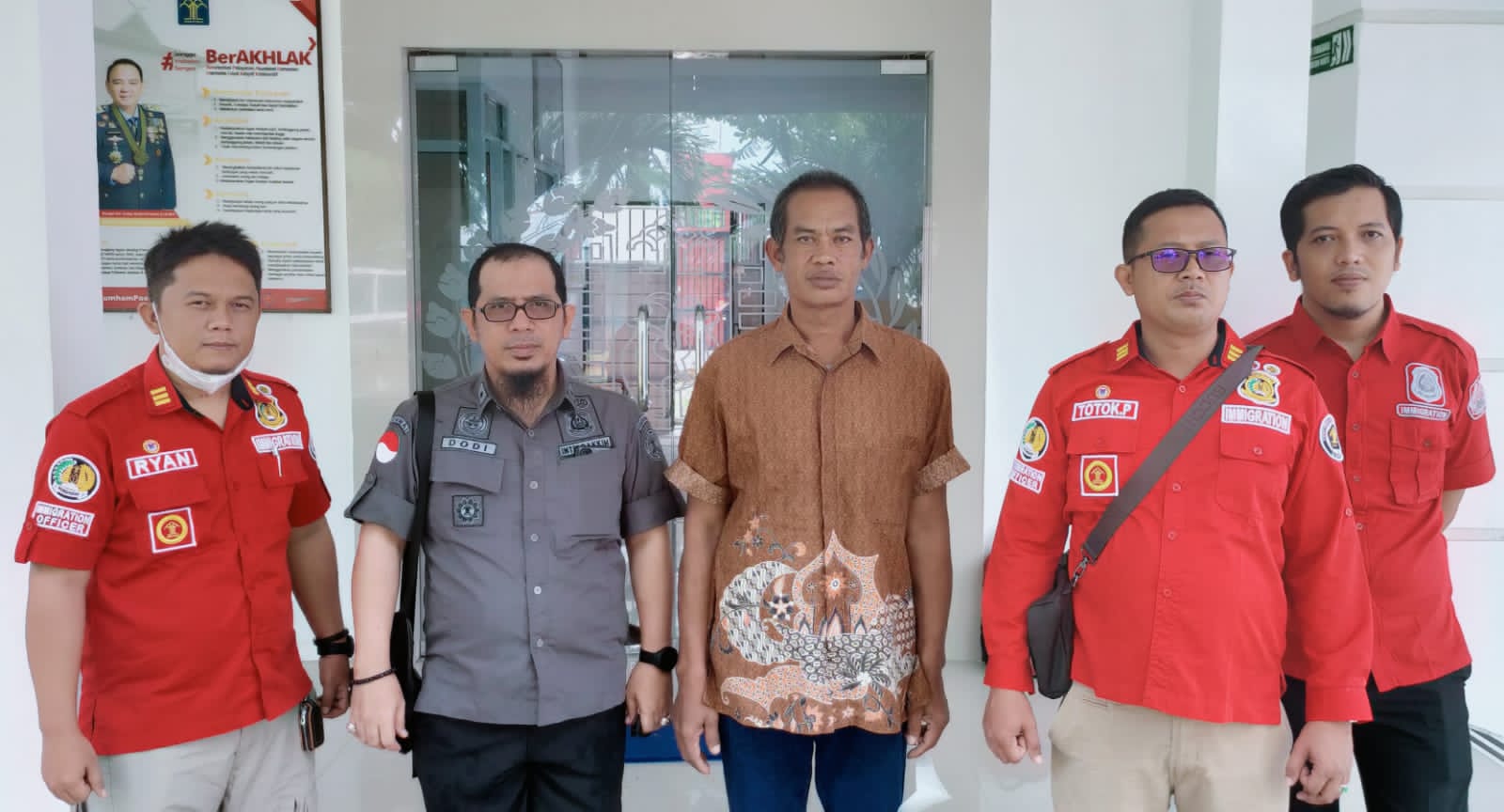 BEBAS DARI RUTAN DUMAI, WN MYANMAR DISERAHKAN IMIGRASI DUMAI KE RUDENIM PEKANBARU UNTUK DIDEPORTASI