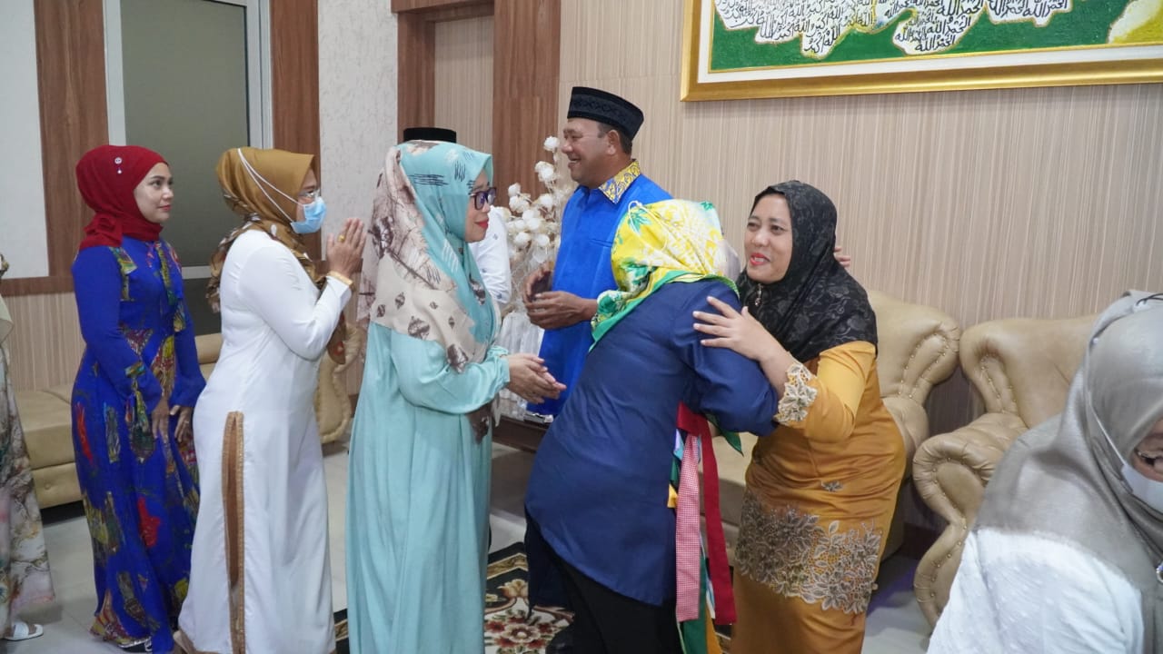 7 November, Afandin dan Istri Berangkat Umroh Bersama 15 Warga langkat yang Dibiayainya