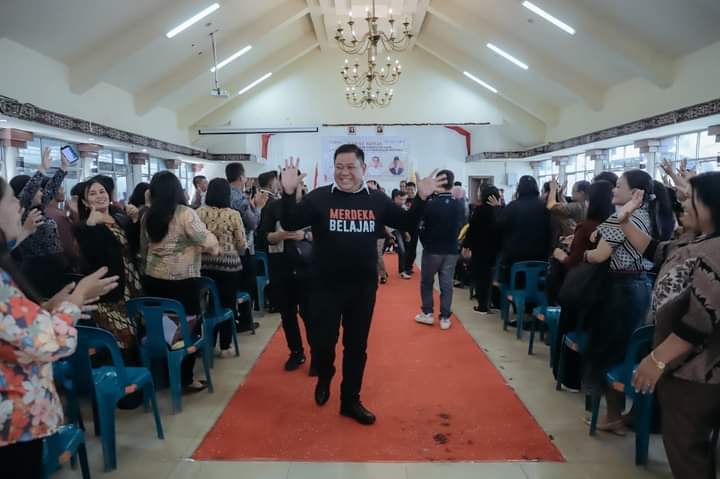 Tantangan Revolusi 4.0, Bupati Dairi: Mampu Tidak Guru Beradaptasi dengan Kemajuan Zaman?