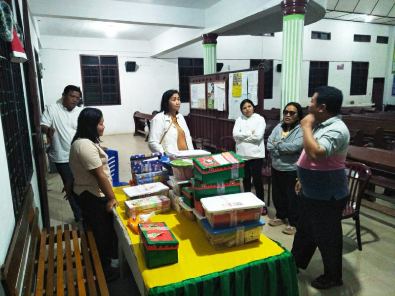 Peduli Pendidikan, Ny. M Chrismes Haloho Berikan Bingkisan Ke Anak SM GKPS Getsemani Raya