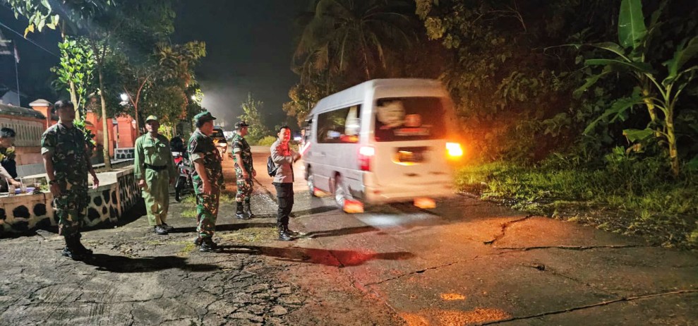 Babinsa dan Bhabinkamtibmas Jatisari Intensifkan Patroli, Ciptakan Situasi Aman di Sambi