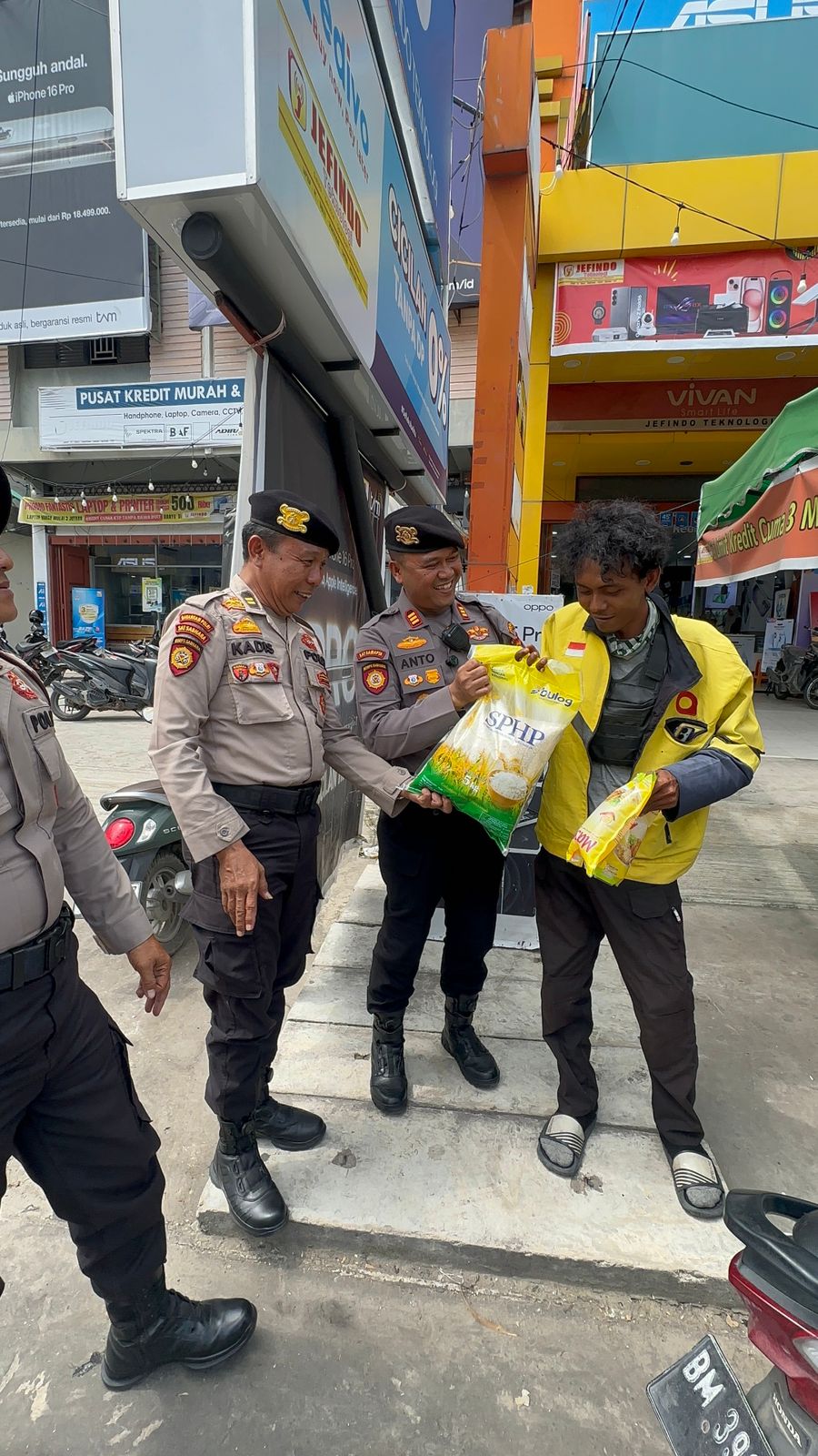 Sentuhan Hangat Polres Dumai: Sembako untuk Pahlawan Jalanan, Ojek Online!