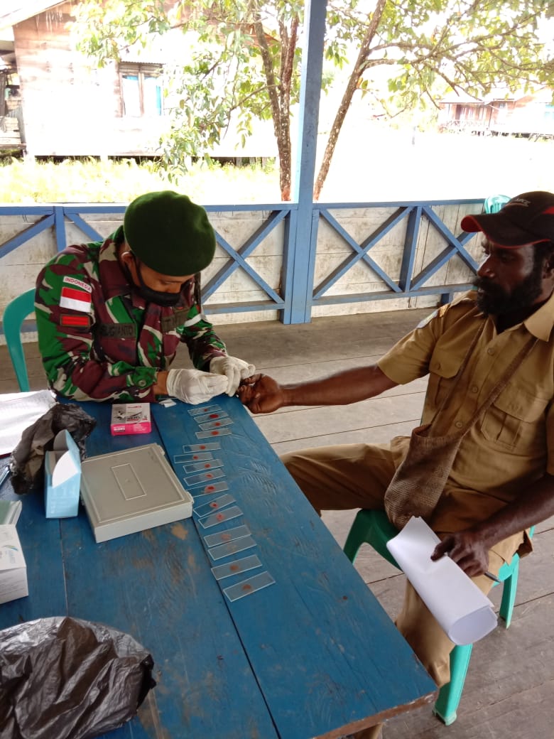 Antisipasi Penyakit Malaria, Satgas 754 Kostrad Berkeliling Kampung Cek Kesehatan Masyarakat