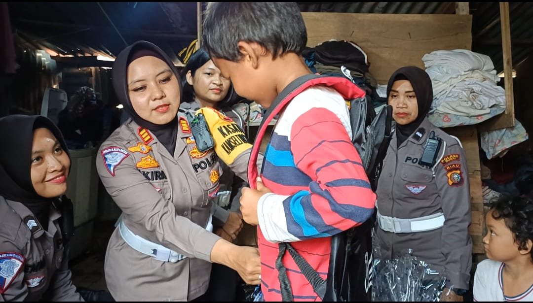 Polisi Humanis, Sat Lantas Polres Dumai Slaurkan Bantuan untuk Nenek 6 cucu