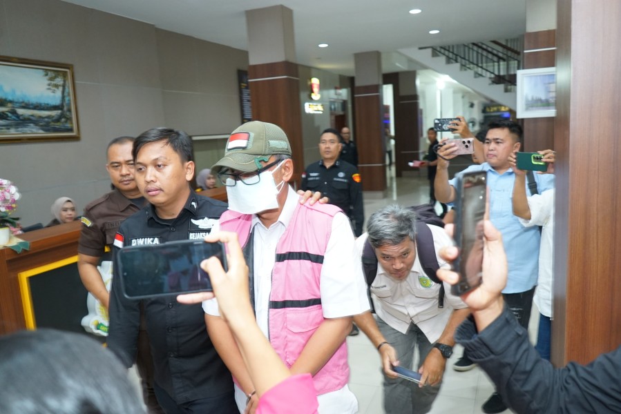 Penyidik Kejatisu Tahan Tersangka Tipikor Pekerjaan Konstruksi Penataan Kawasan Waterfront City Pangaururan dan Kawasan Tele KSPN Danau Toba TA.2022