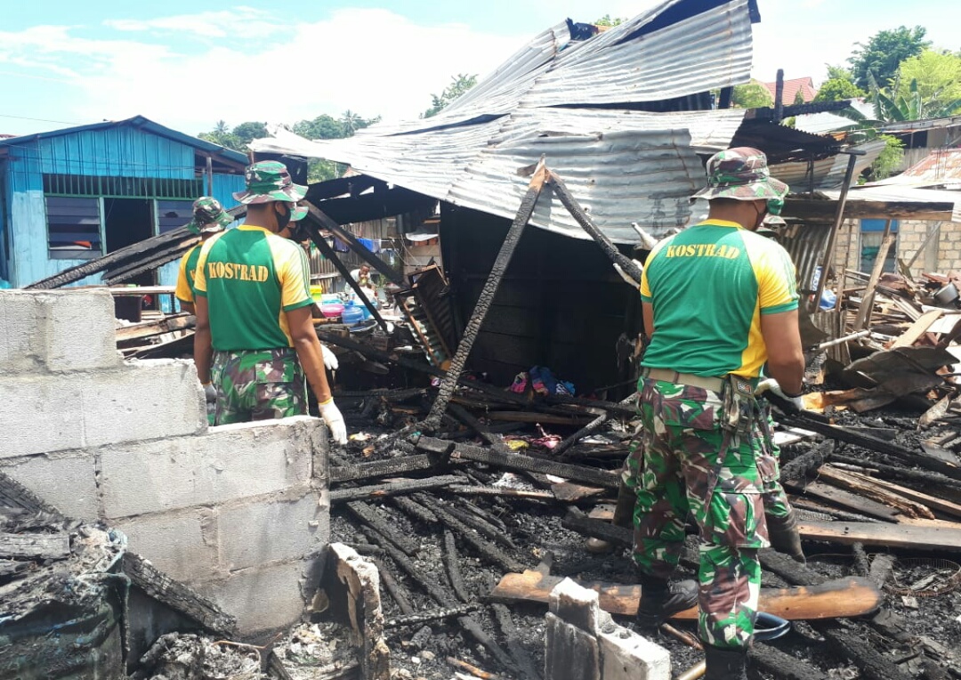 Pasca Kebakaran, Satgas Yonif MR 413 Kostrad Bersihkan Area Dok IX Jayapura