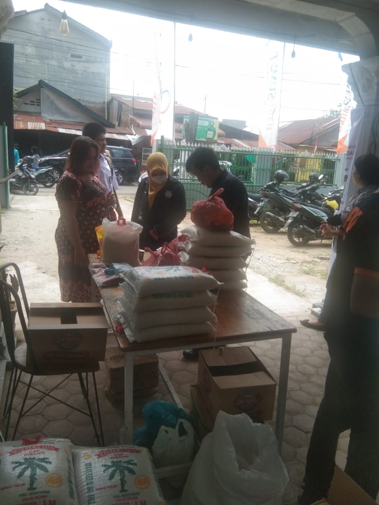 Dihadiri Ketua BPBD Kota Medan, PPMI dan IWO Gelar Pangkas Gratis dan Sediakan Sembako Murah