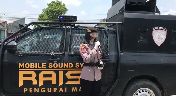 Personil Dit Samapta Polda Sumut Laksanakan Pendisiplinan Protokol Kesehatan bagi Pengunjung dan Ped