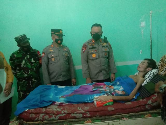 KAPOLRES LABUHANBATU JENGUK PENDERITA SAKIT MENAHUN DIDESA CINTA MAKMUR PANAI HULU 