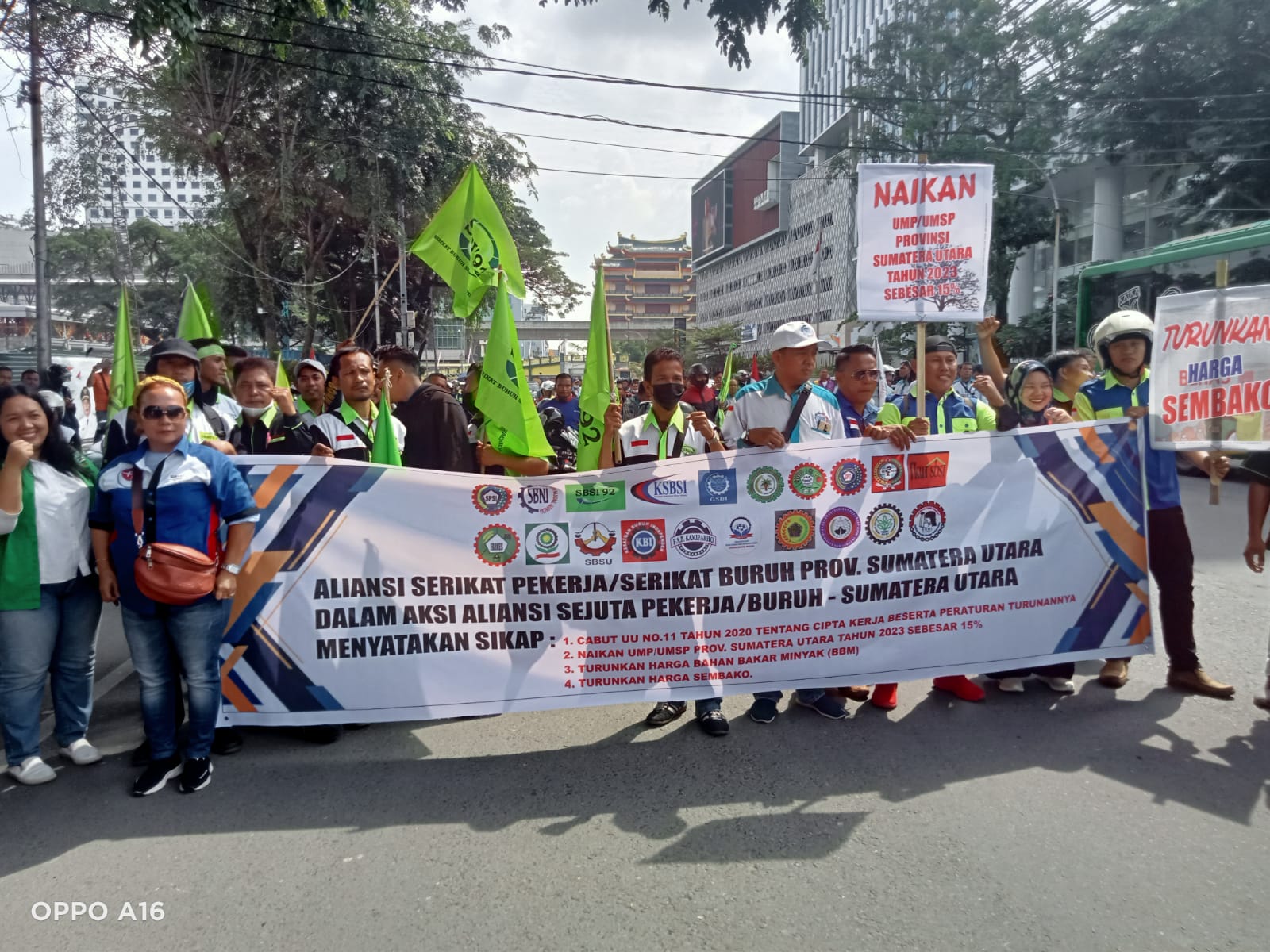 Aksi Sejuta Pekerja dan Buruh Demo DPRD Sumut