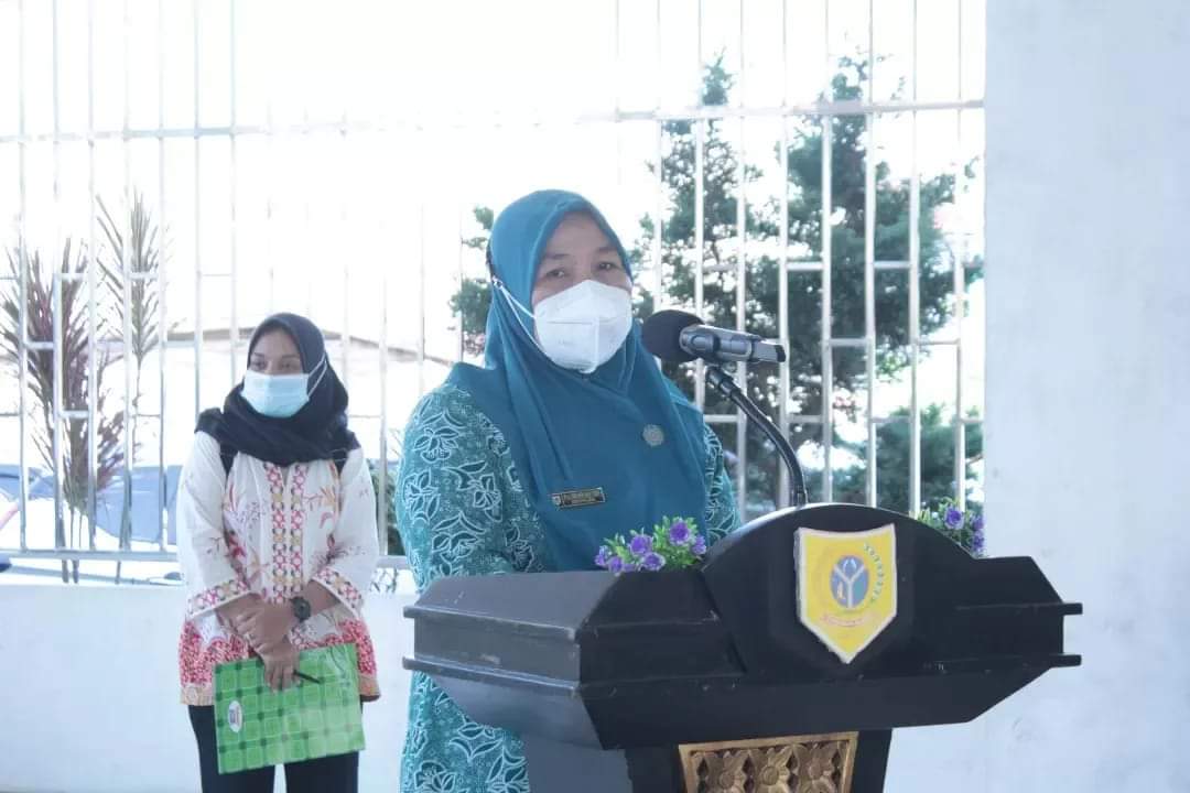 Ketua TP PKK Labusel Ny.Hj.Darni Hatna Edimin hadiri pengobatan yang dilaksanakan Tim BKB Provinsi S