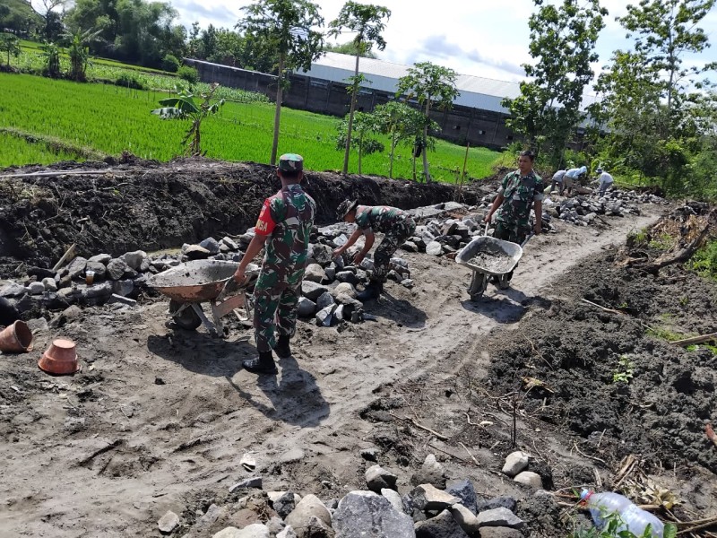 Dorong Angkong, Babinsa Kalijambe Tunjukkan Gotong Royong Nyata Bersama Warga