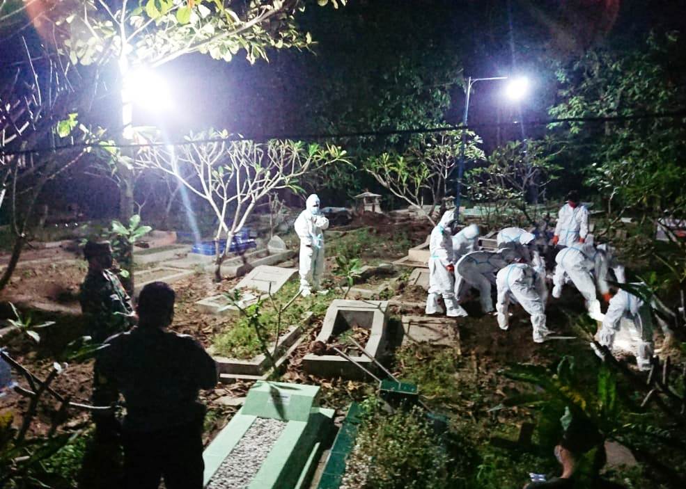 Meski Malam Hari, Babinsa Kawal Pemakaman Warga Sampai Selesai