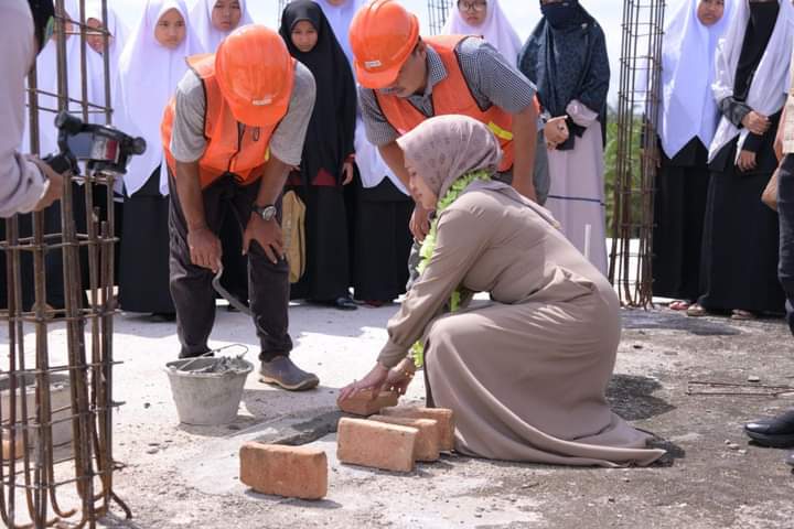 Erni Ariyanti Sitorus SH.MKn Letakkan Batu Pertama Pembangunan Asrama PTAC