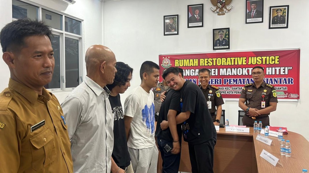 Penumpang Yang Menjadi Korban Kelalaian Pengendara Memaafkan Secara Tulus, Akhirnya Pengemudi Mobil Dibebaskan Dari Tuntutan Pidana Melalui Restoratif Justice di Kejaksaan