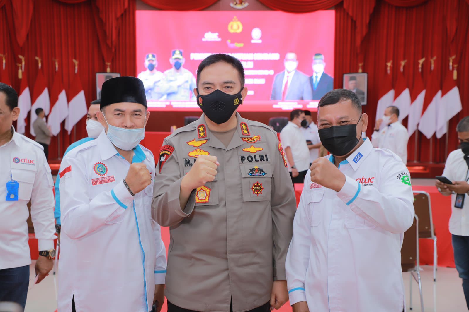 Serahkan Bantuan Kapolri, Kapolda Riau Irjen Moh Iqbal : Ini Perhatian Pak Kapolri untuk Teman-Teman