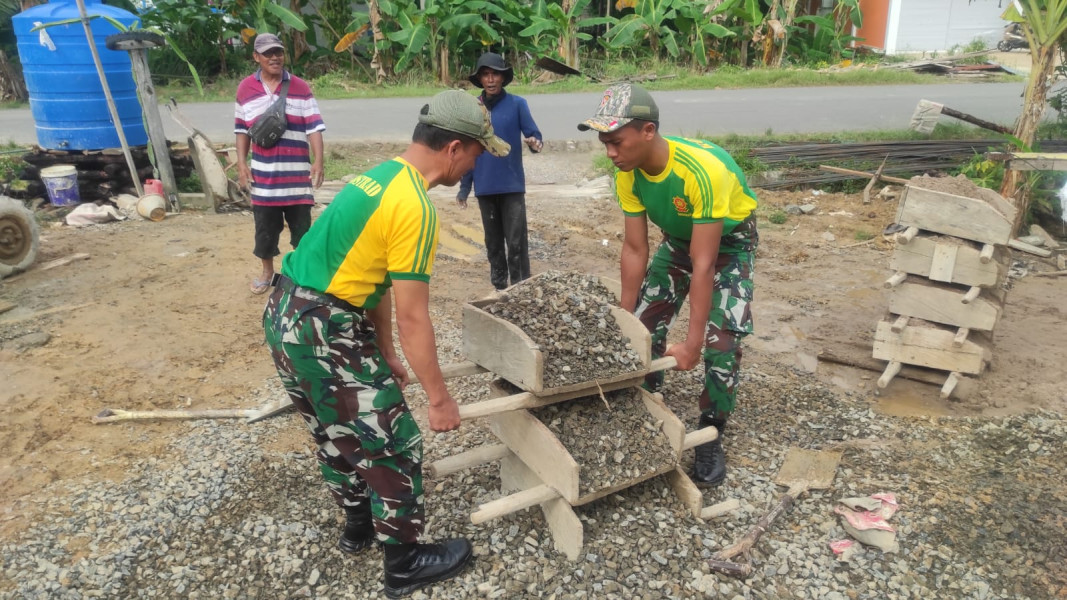 Bentuk Kepedulian, Satgas Pamtas Yonarmed 11 Kostrad Bantu Pembuatan Rumah di Perbatasan