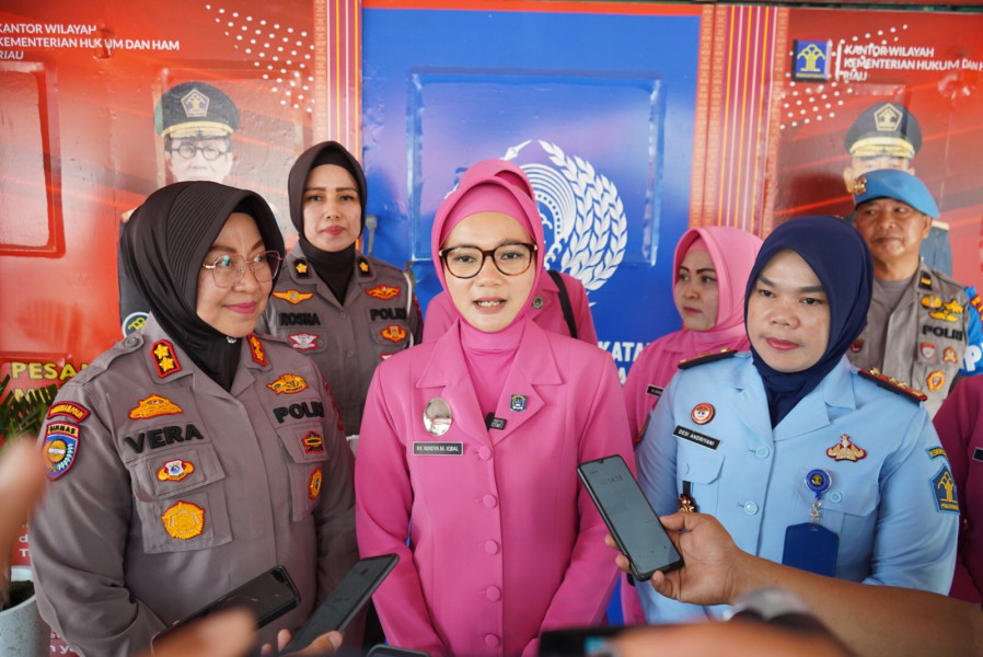 Ketua Bhayangkari Prov. Riau Ny Nindya Iqbal mengunjungi Lapas Perempuan Kelas II A Pekanbaru