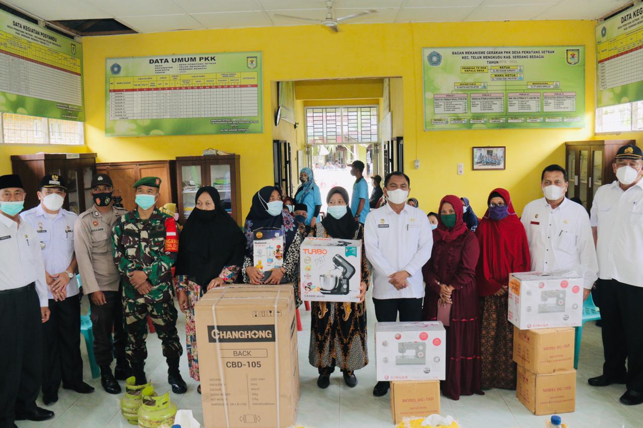 Dorong Ekonomi Rakyat Dimasa Pandemi Covid-19, Bupati  Sergai H Darma Wijaya  Berikan Bantuan 114 UM