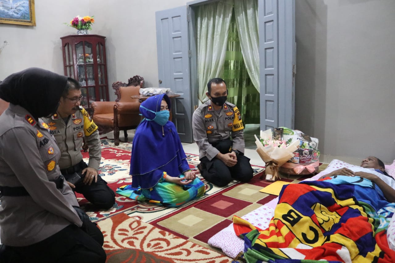 Polres Dumai Berikan Bunga Kepada Purnawirawan, Warakawuri dan Personil Yang Sedang Sakit