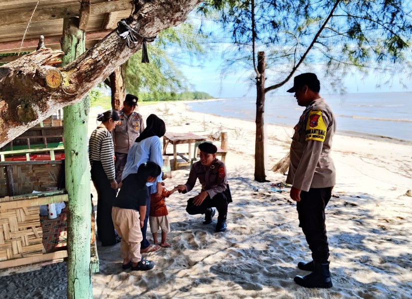 Patroli Humanis Polri Hadirkan Rasa Aman di Objek Wisata Pantai Teluk Mengkudu